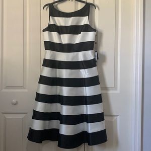 Adrianna Papell Dress. Black/Ivory
